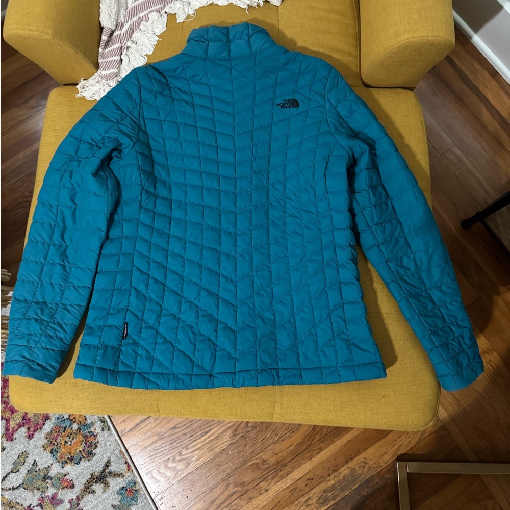 North Face Women’s jacket in a beautiful teal color! Size XL